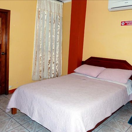 Hostal Leon Dormido Puerto Baquerizo Moreno Buitenkant foto