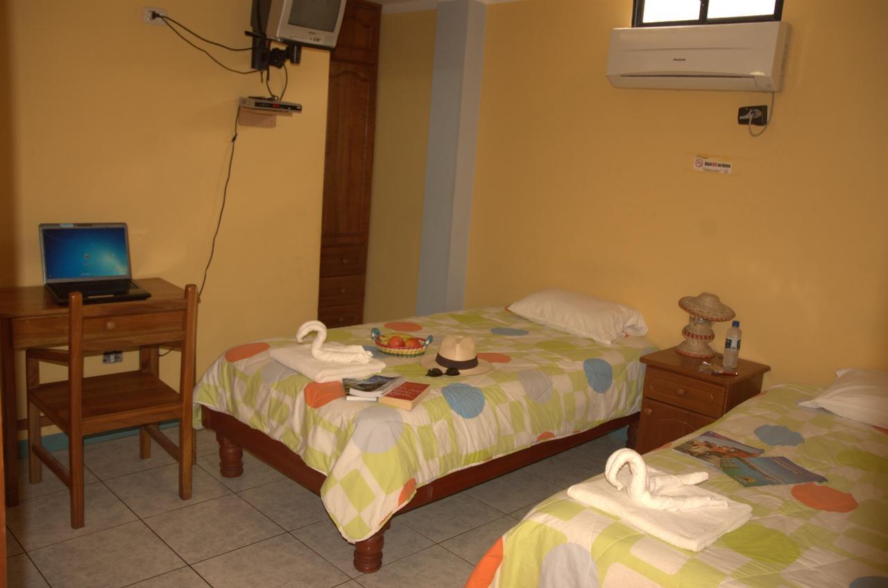 Hostal Leon Dormido Puerto Baquerizo Moreno Buitenkant foto